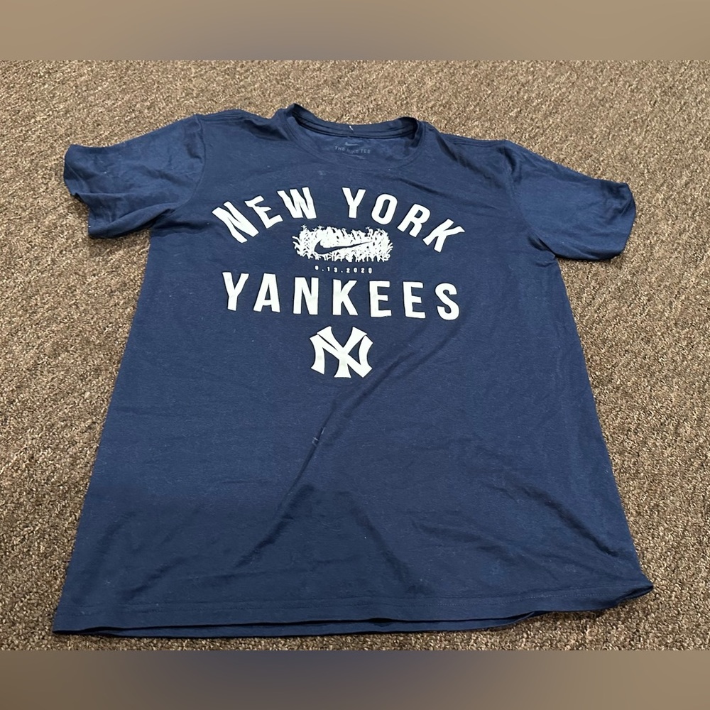 The Nike Tee Dry Fit S Women’s New York Yankees Active athletic top shirt EUC